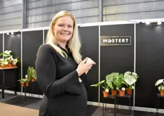 Amber van Reijm van kwekerij Mostert Nieuwerkerk stond naast het huidige Schefflera assortiment ook met speciale planten in potmaat 12 & 15.